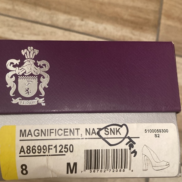 Fergie MAGNIFICENT Retro Platform Peeptoe
Chunky Heels - Picture 7 of 12